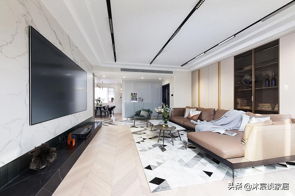 她将全屋吊顶拉平，衣柜采用“二八定律”，非常时尚大气，晒一晒