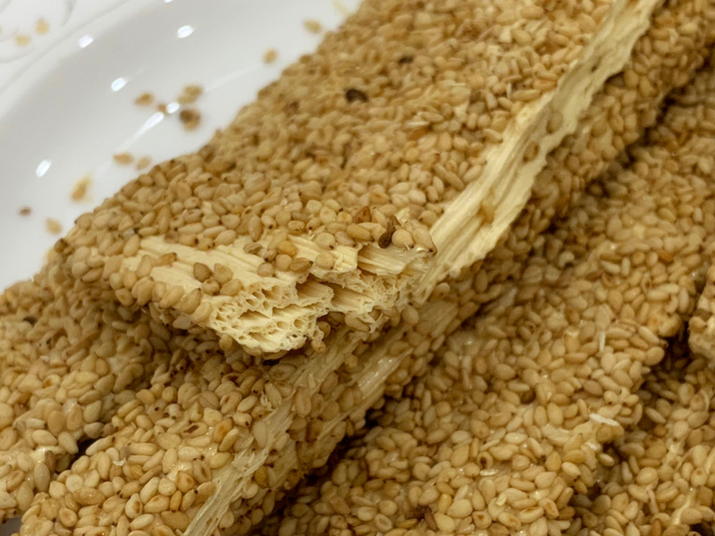 这种糖只有北方才有卖,香甜不粘牙,吃多牙不疼,老人孩子都爱吃