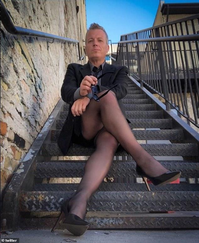 硬汉老爸爱上高跟鞋配短裙？网友惊艳：长腿翘臀画风太妖娆