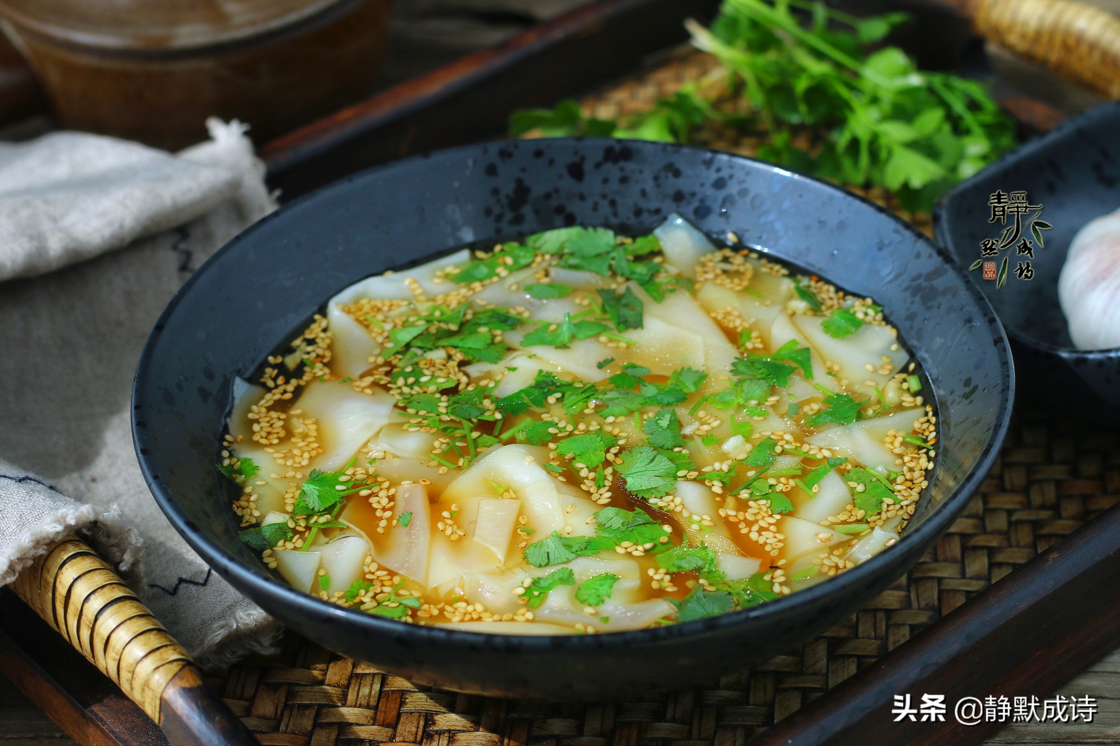 剩馄饨皮的最佳吃法，面香滑汤酸爽，比馄饨还可口，越吃越喜欢
