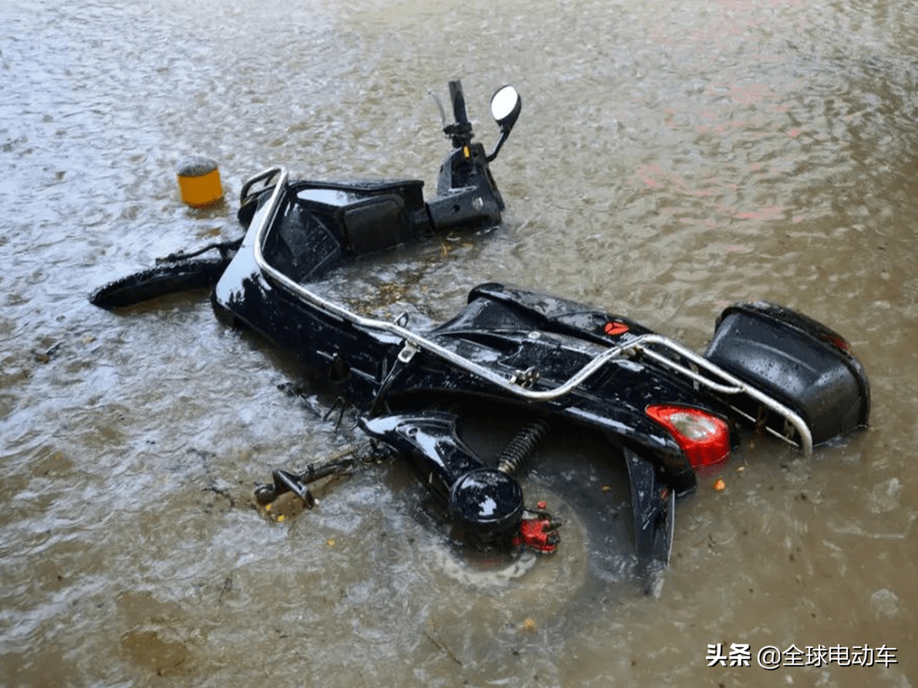 电动车泡水了怎么处理,电动车进水怎么办还能骑吗