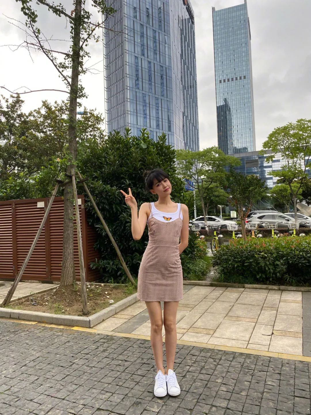 长裤跟短裤哪个更显高,运动鞋长裤夏天怎么穿显高显腿细