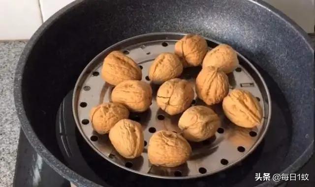 核桃好吃壳难剥,核桃皮太厚太硬不好剥怎么办啊