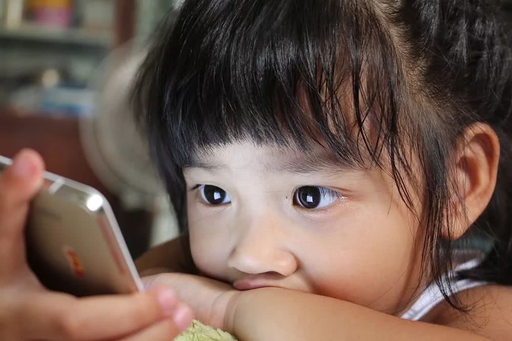 十一岁孩子视力和成人一样吗,11岁孩子视力不好能矫正吗