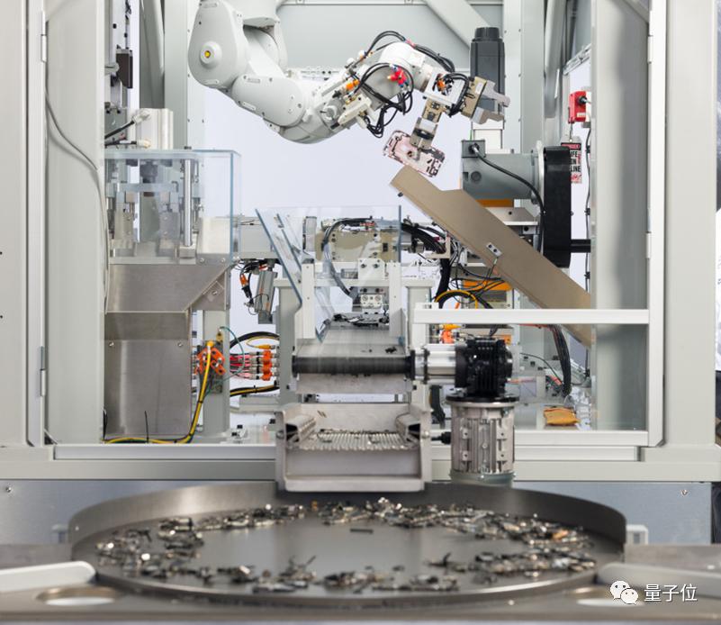 苹果手机组装富士康车间,富士康的工人会组装苹果手机吗