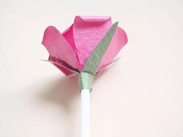 有颜色的玫瑰是怎么做出来的,白玫瑰怎么做七彩玫瑰