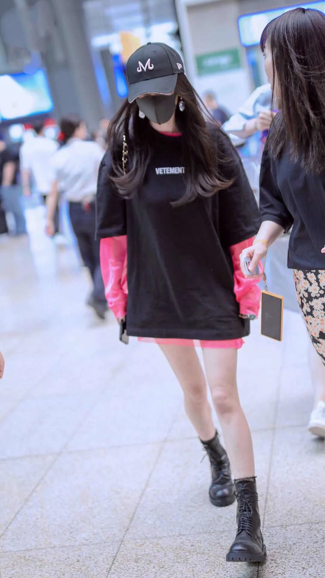 杨幂白色马丁靴低帮,杨幂长筒系带英伦马丁靴明星穿搭