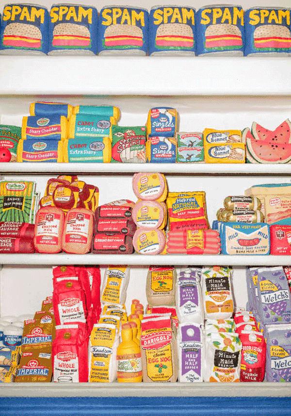 艺术家用一块布打造便利店、情趣用品店...生意却异常火爆