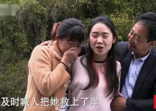 断臂女孩用脚绣花抖音号,用脚刺绣的女孩