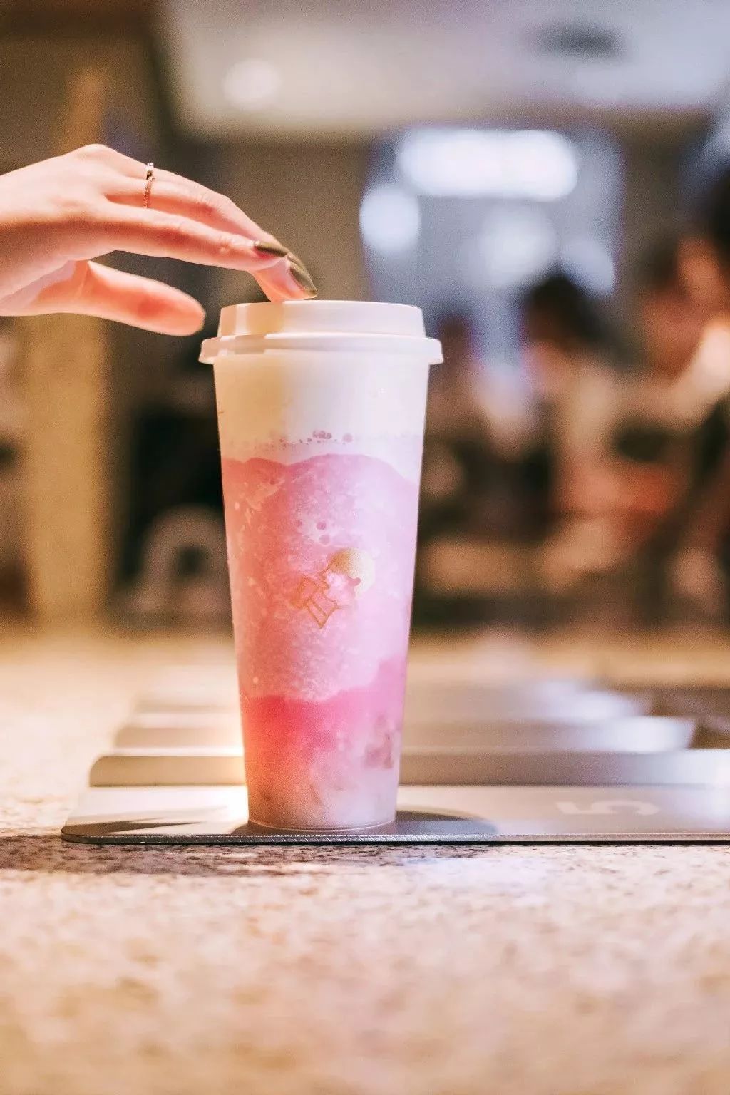 服装人要哭了！年利润4亿、估值90亿的喜茶竟然跨界服装行业？