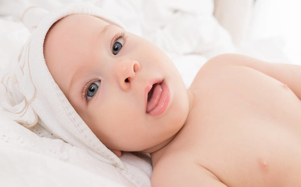 新生宝宝眼睛被眼屎粘住怎么清理,新生儿眼屎糊住眼睛怎么清洁