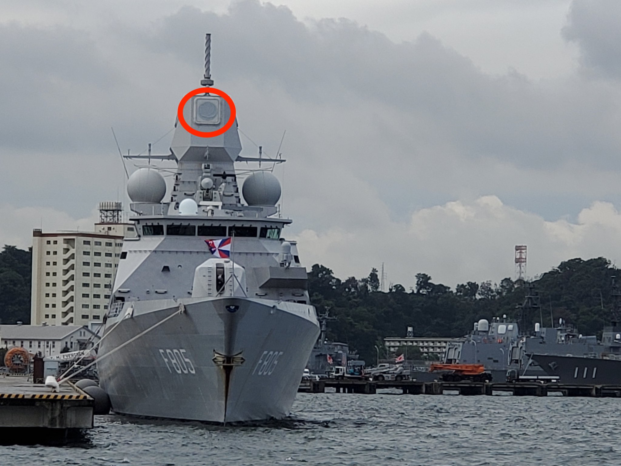 长见识了，相控阵雷达罩子竟然是充气的，荷兰护卫舰在日本出洋相