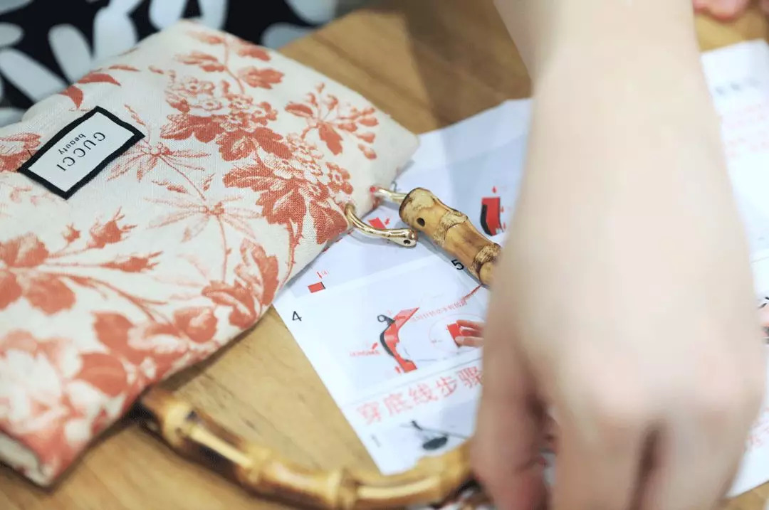 大牌包包手提袋改造教程,用买完东西的袋子改造时髦包包