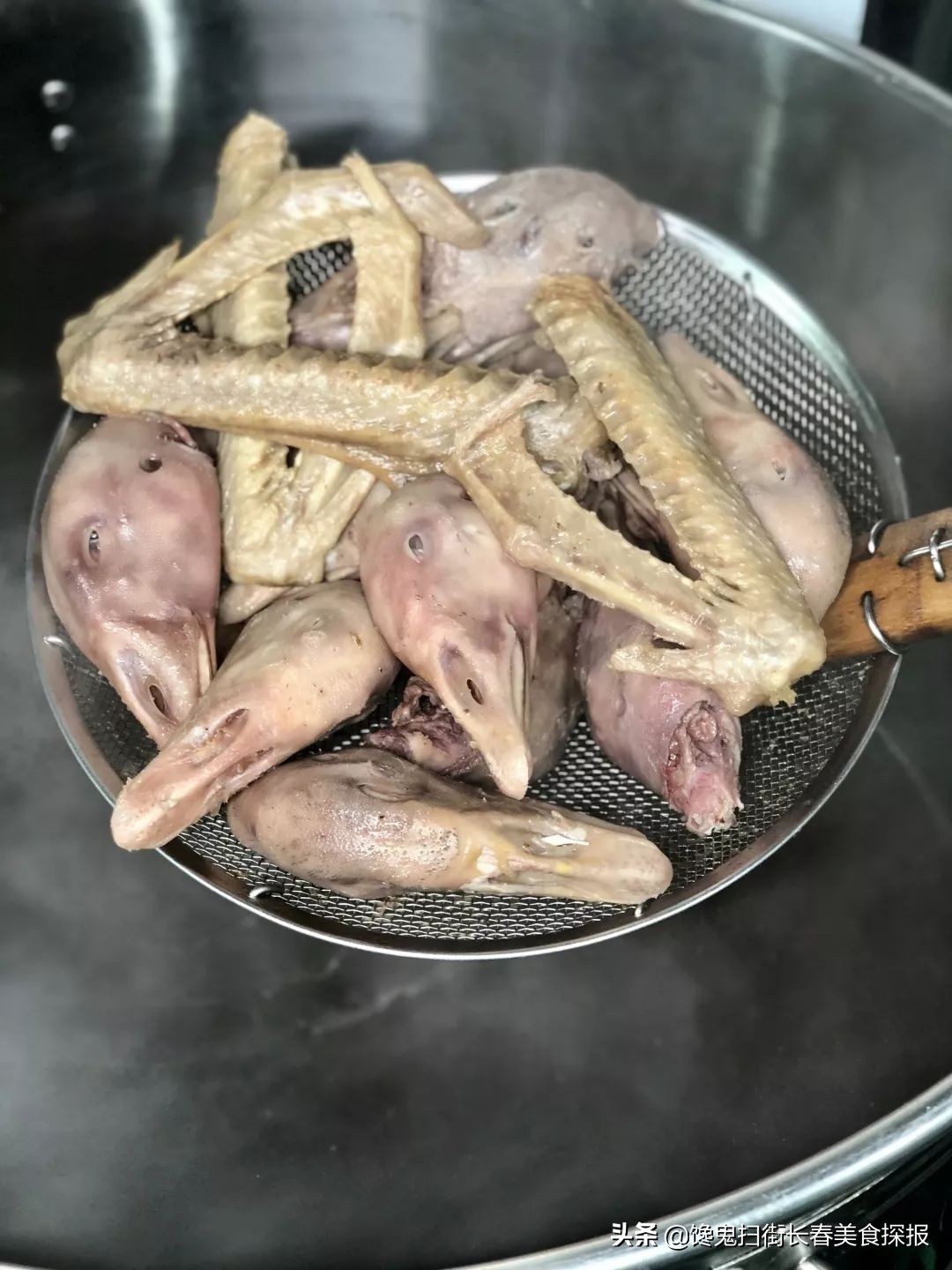 二道老厂区奇店。鹅的一切,全都炭火烤。烤鹅脖大锤抡