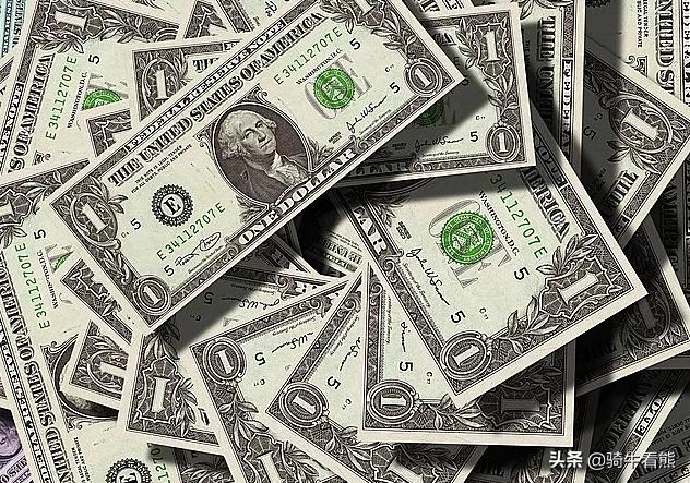 出国帮别人带东西要不要收钱,出国旅游给同事买什么礼物