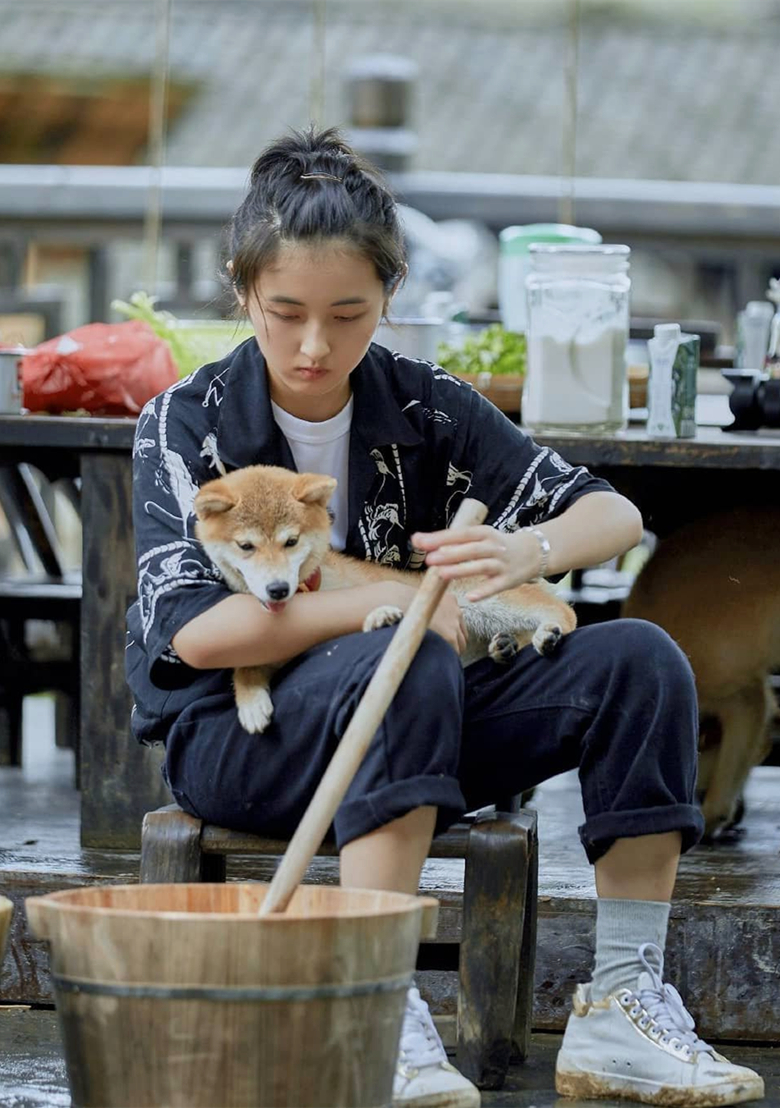 最简单裤子卷边,卷边休闲风格裤