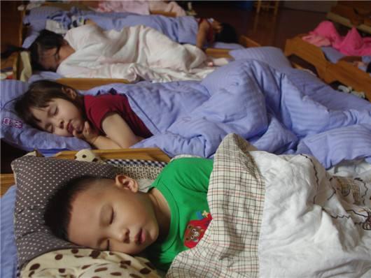 孩子排斥上幼儿园恐慌到睡不着觉,孩子在幼儿园午休难入睡怎么办