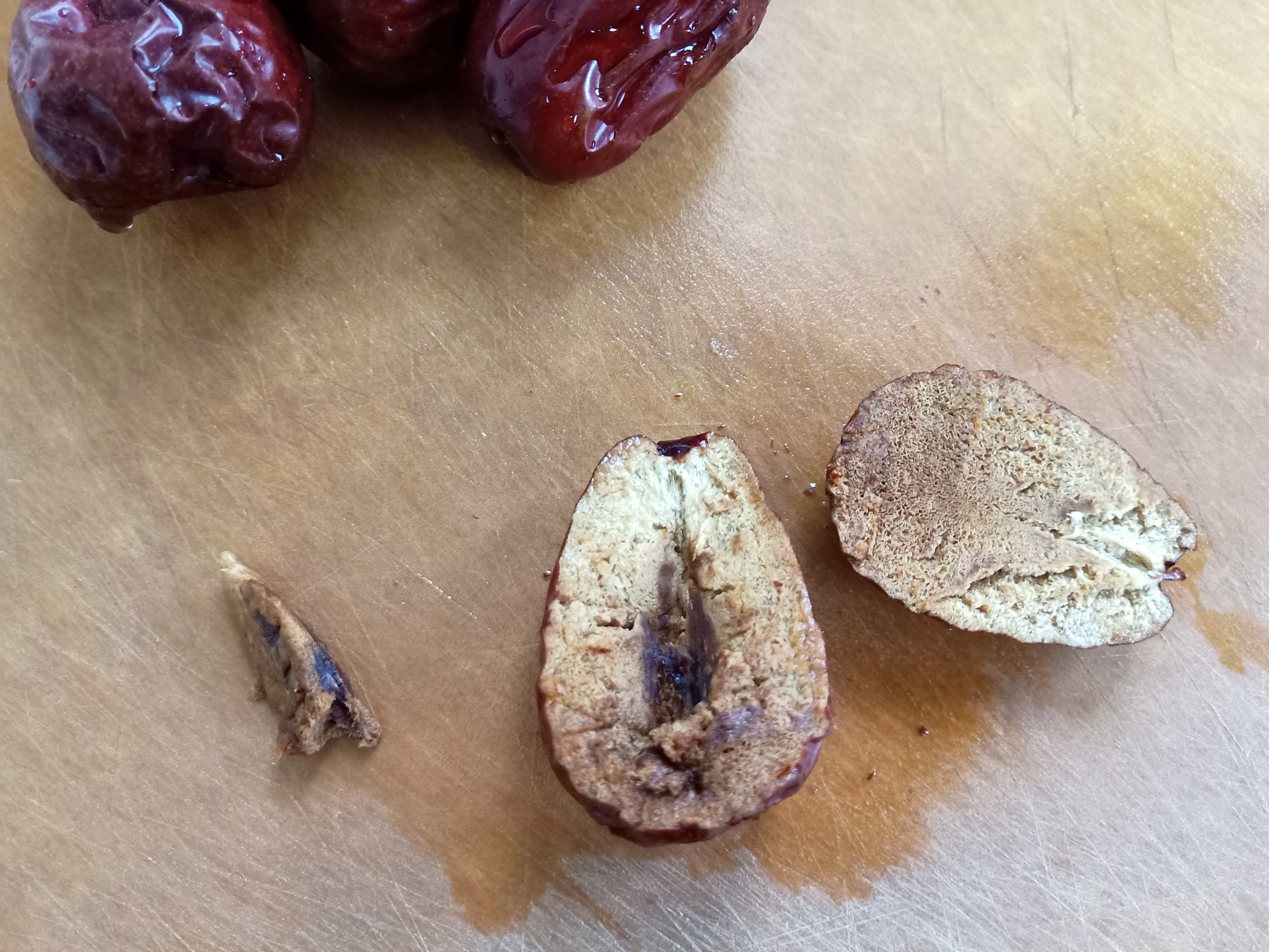 2颗红枣半碗粉，蒸出8个小甜点，软糯甜蜜真好吃，不加糖更健康