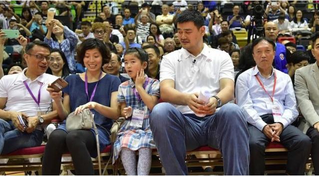 嫁给姚明的叶莉竟活成这样,姚明夫人叶莉身高多少米