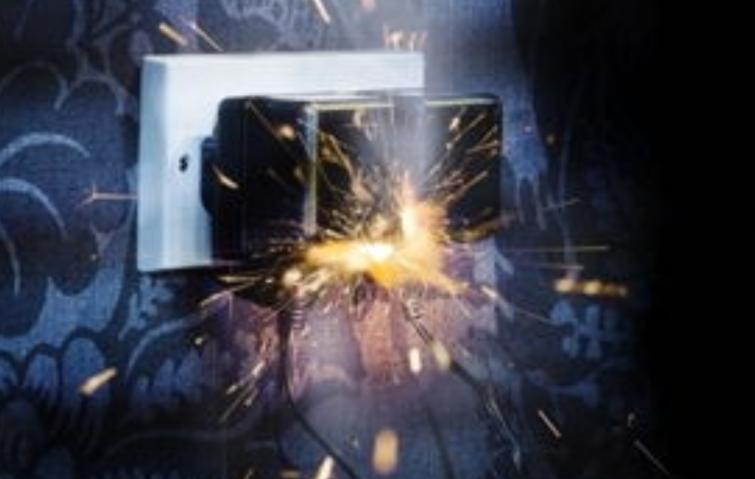 插线板冒火是咋回事,插线板冒火花是漏电吗