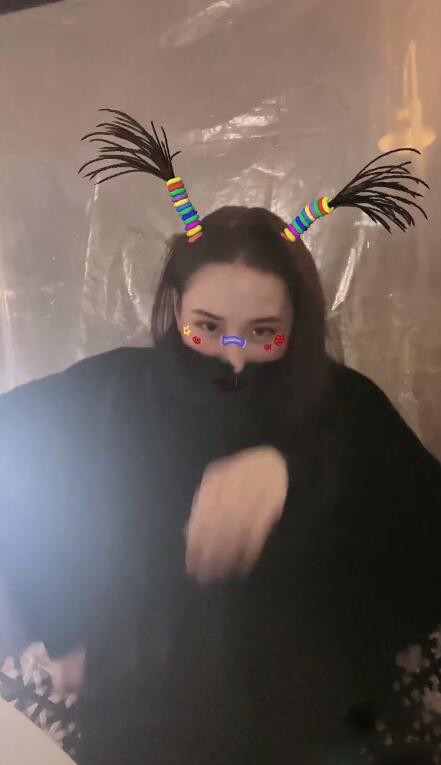 何超莲穿黑色外套跳手指舞蹈,与男友窦骁互动,破分手传言