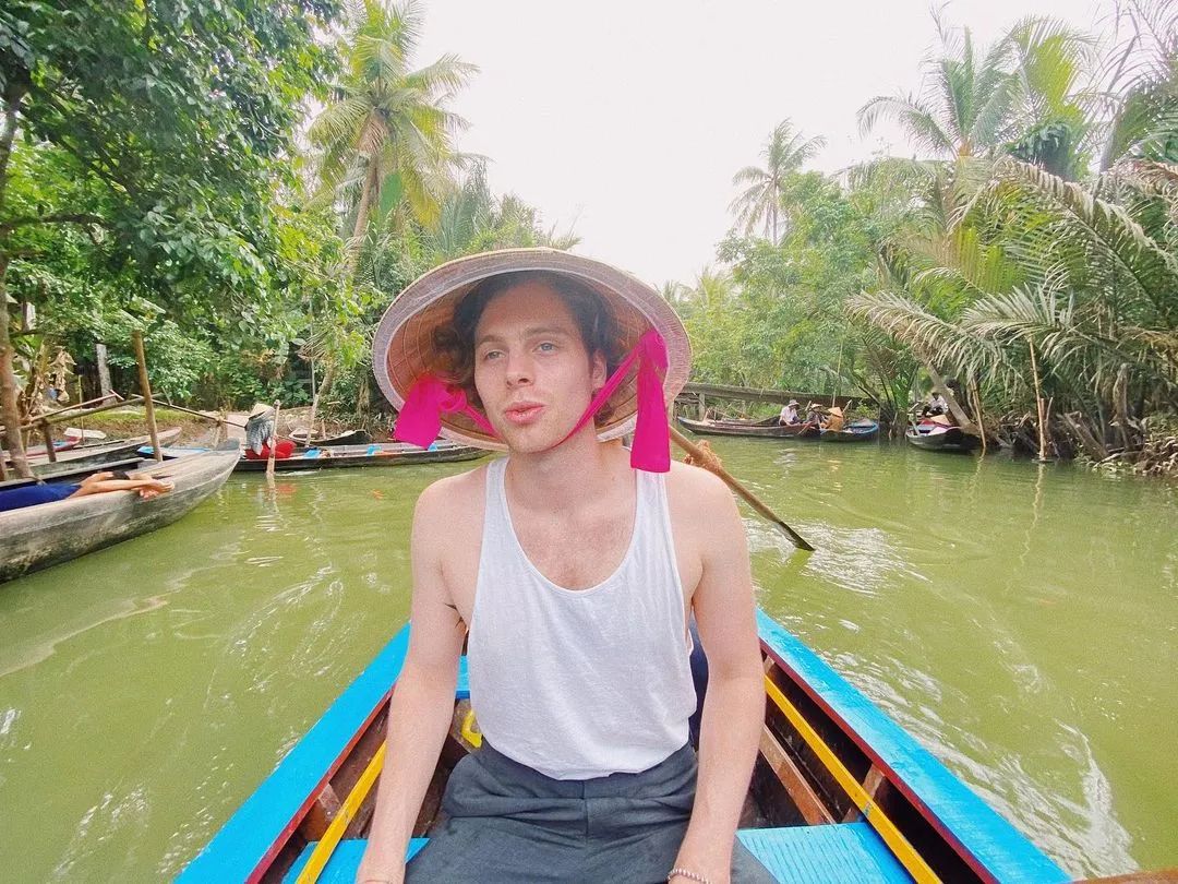 澳大利亚男歌手跟越美混血女星求婚成功