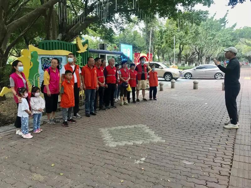 番禺|桥南街开展“大小齐动手,大树换新装”社区美化活动