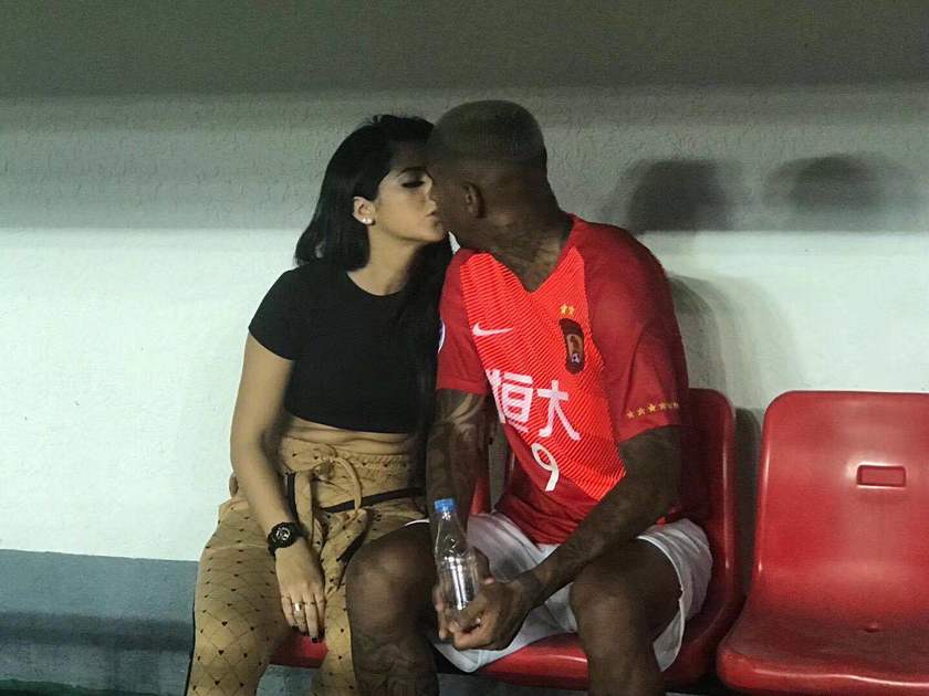 亚冠最香艳1幕：娇艳女友与塔利斯卡热吻，看肚子也是个白斩鸡