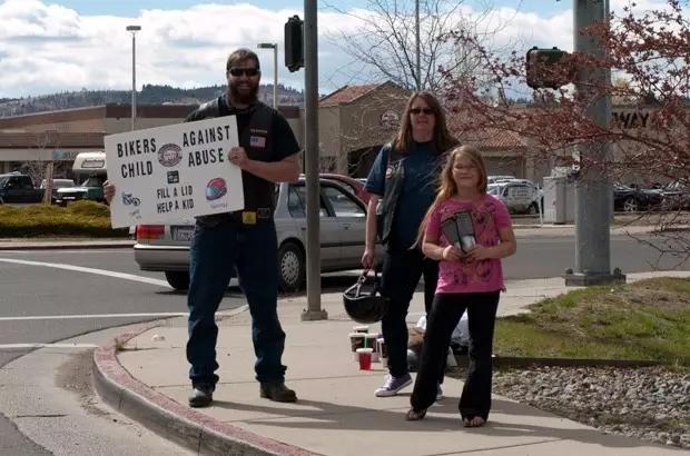 这群花臂壮汉骑哈雷，不收保护费，25年来甘当受欺凌孩子的守护神