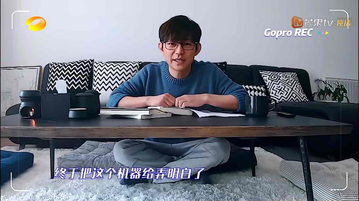 快本男主持私宅公开，嘉哥梳妆台上堆满化妆品，和何老师大有不同