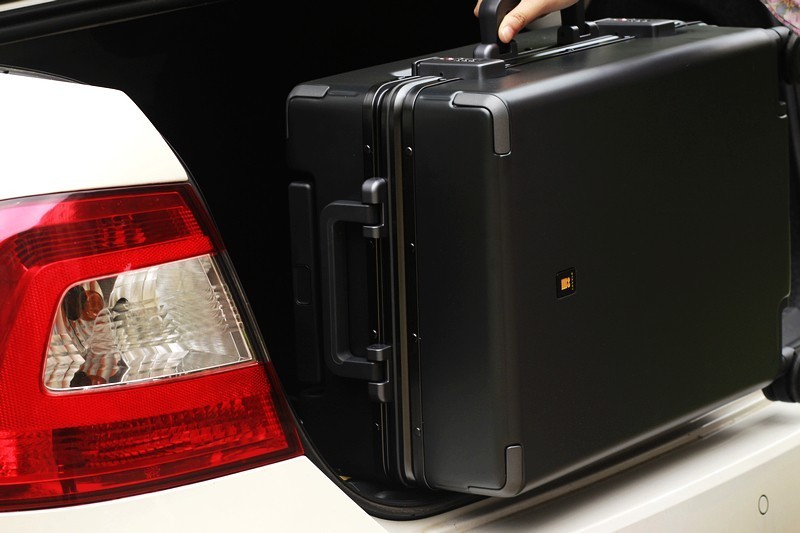 地平线8号行李箱20寸能装多少东西,地平线8号level820英寸行李箱