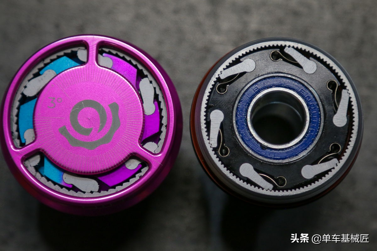 是什么赋予了这对轮组如此僵硬的骑行体验？是骚气的玫红色吗？