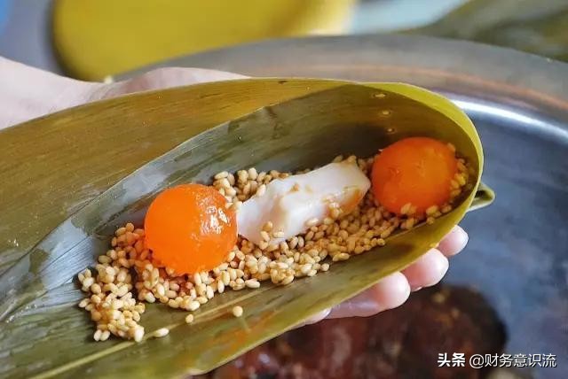 咸鸭蛋但是咸鸡蛋却很少有人吃,如何让咸鸭蛋蛋黄流油而不会咸