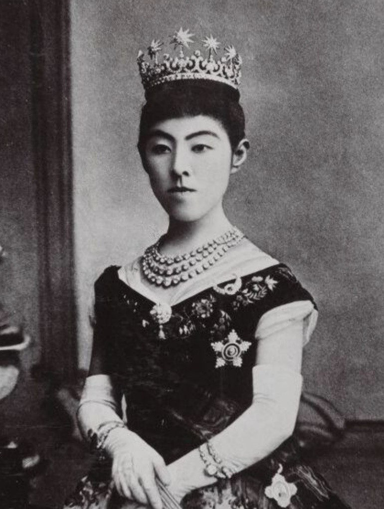 日本皇室皇冠为何不好看,日本皇室珠宝照搬欧洲