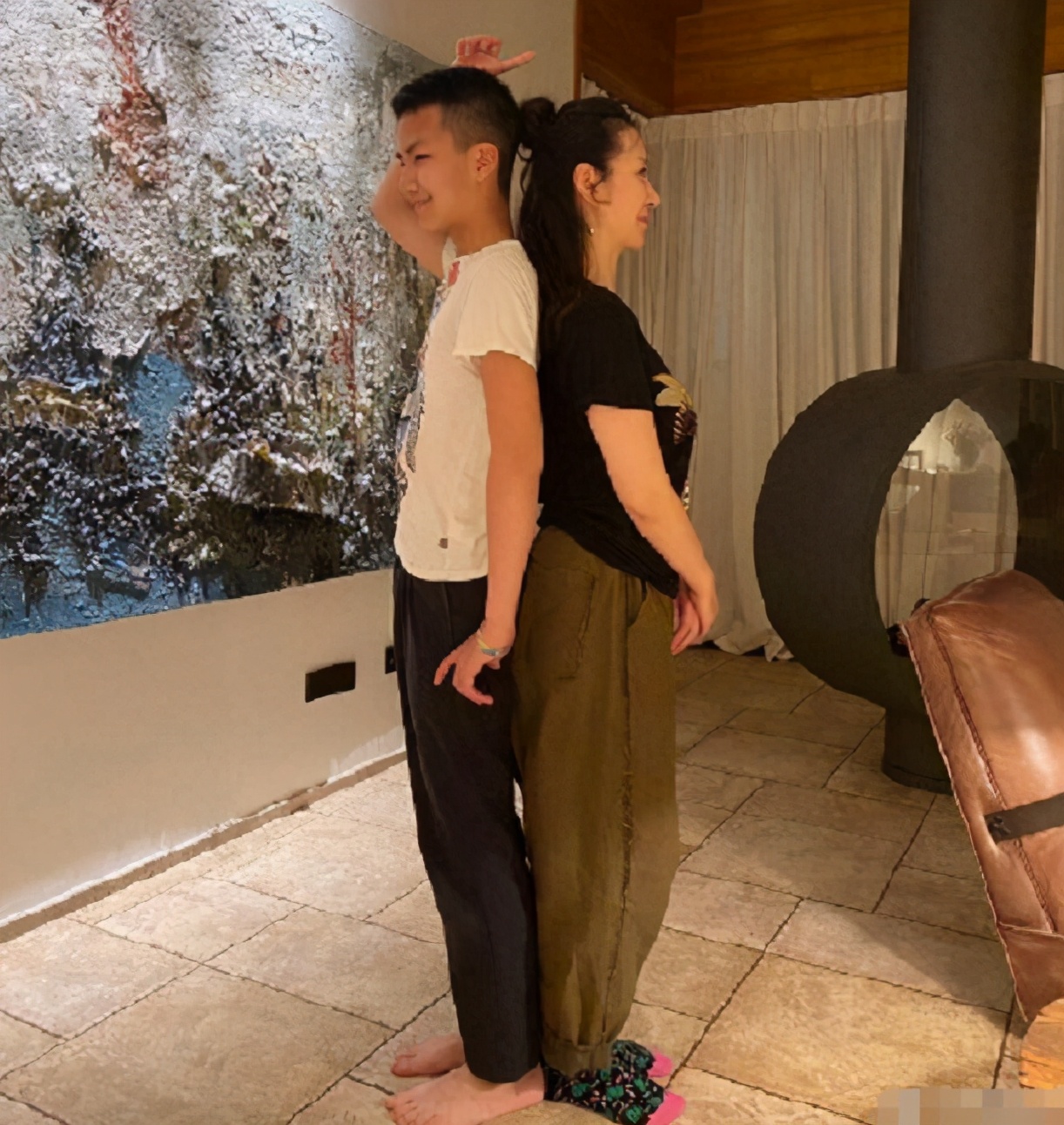 胡军为儿子庆生康康暖男初长成,胡军儿子康康多高