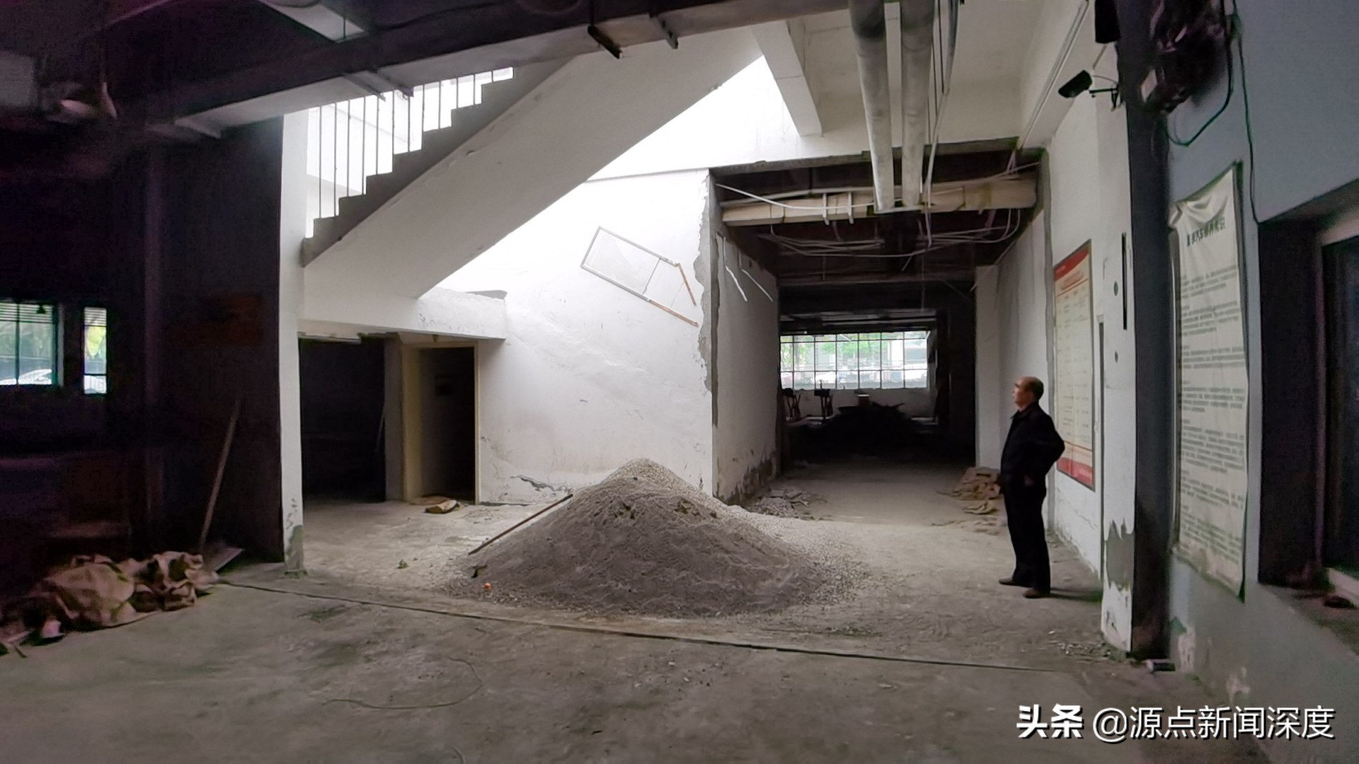 重庆一男子投资300万租商铺搞汽修，房东口头同意拆除挡道楼梯，事后称他违约终止合同，被质疑设圈套