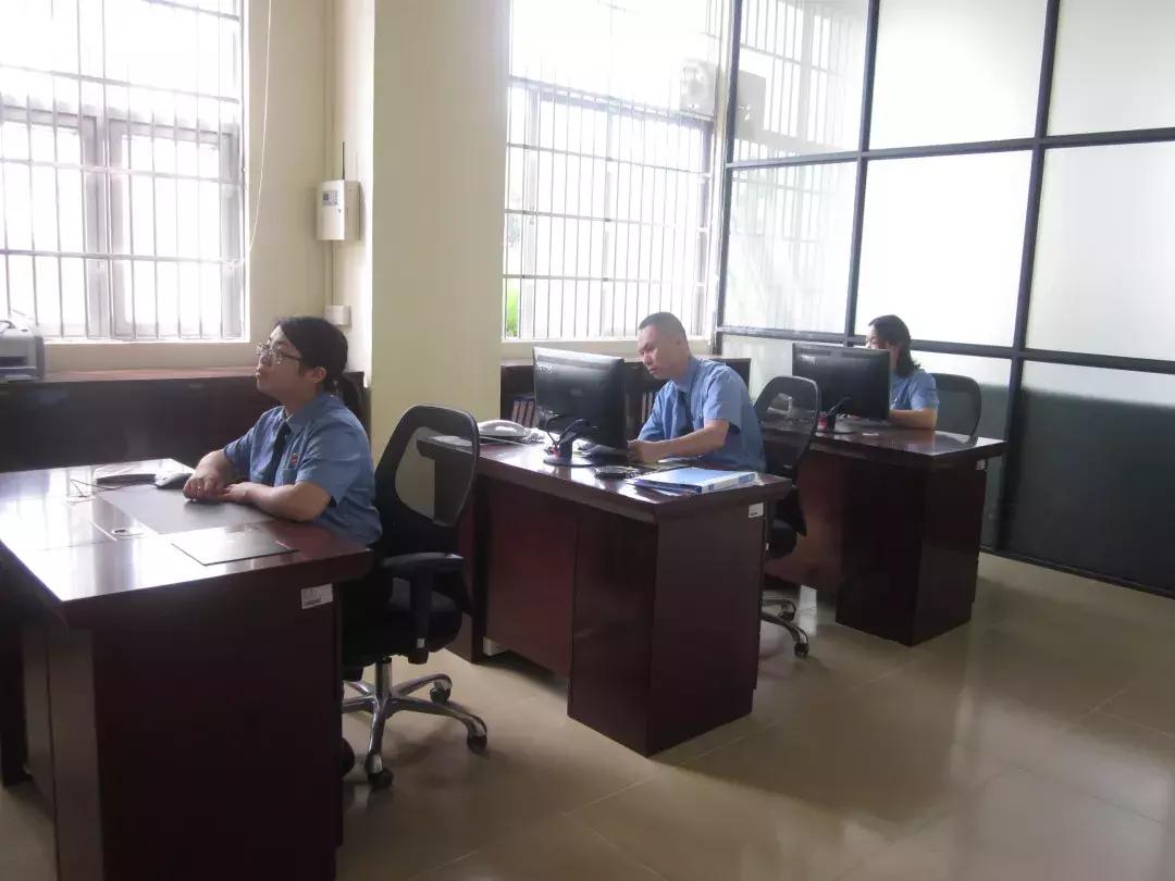 进入“高墙”内的世界,他们的一天工作开始了…