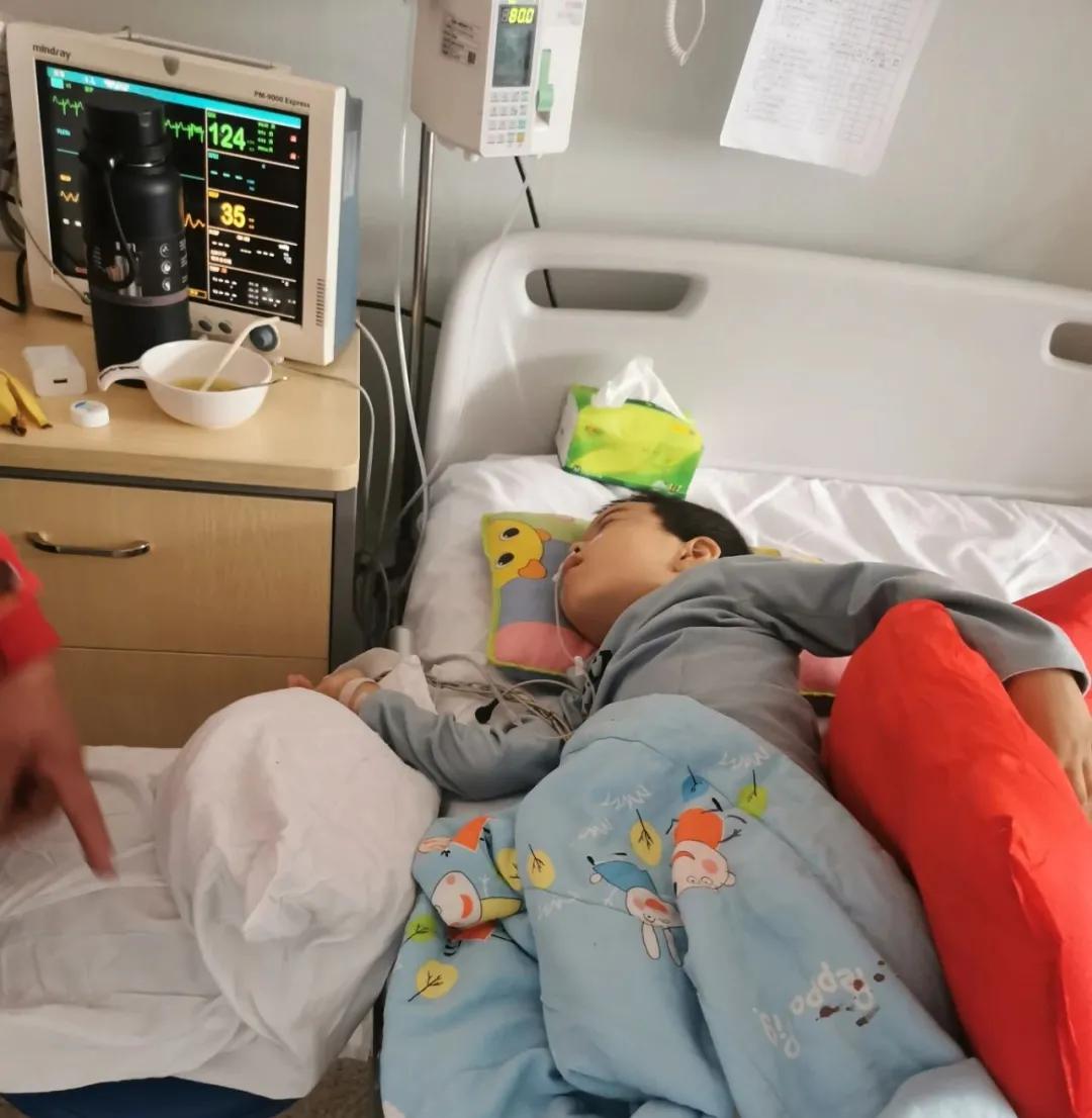 心疼5岁患癌男童,心疼10岁男孩与患癌父亲泪别