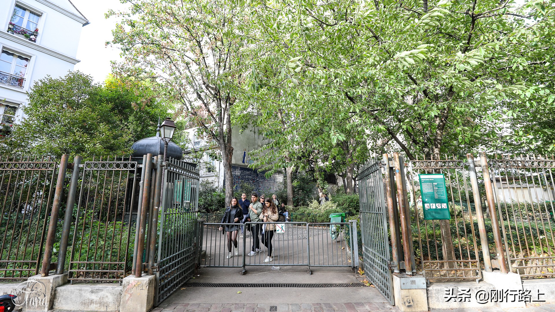 用全世界的语言说爱你的巴黎爱墙，你可曾向最爱的她表白过