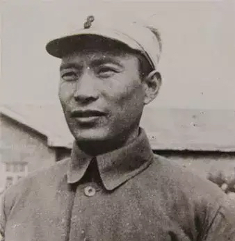 开国中将历任两大军区政委，主席南下两次与他谈话，后被免职降级