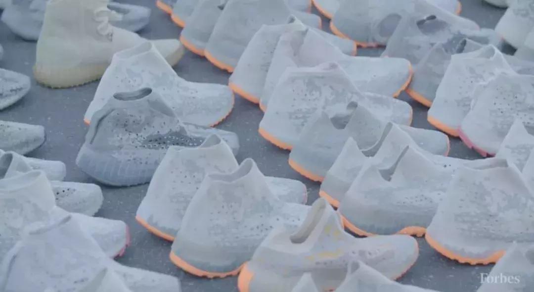 kanye把yeezy开到世界各地,kanye穿yeezy450