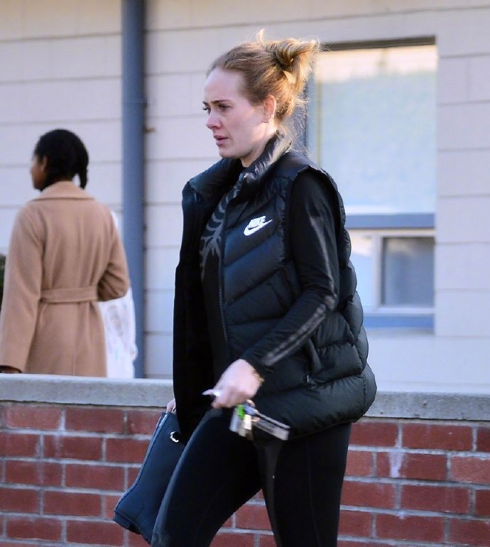 31岁阿黛尔“整容式”减肥38斤后出街！变成小V脸，可惜皮肤松弛