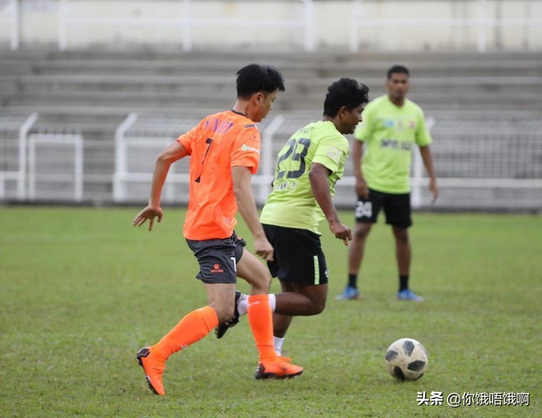 李克勤在足球场受伤连续发文炮轰对手网友：现场粗口教学