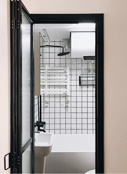 卫生间杂乱无章,卫生间很乱全是管子怎么办