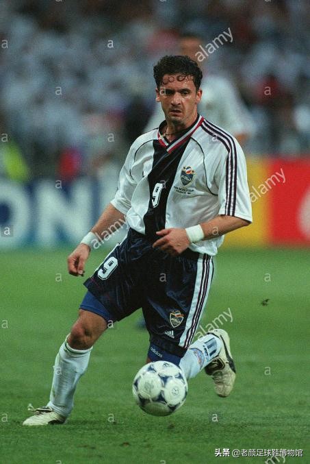 曾经风靡98世界杯的彩色pumaking,如今低调变身成贝莱林小黑鞋