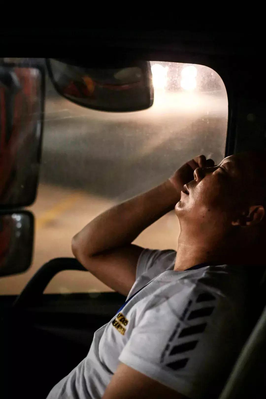 快递司机昼夜不停吗,快递司机熬夜