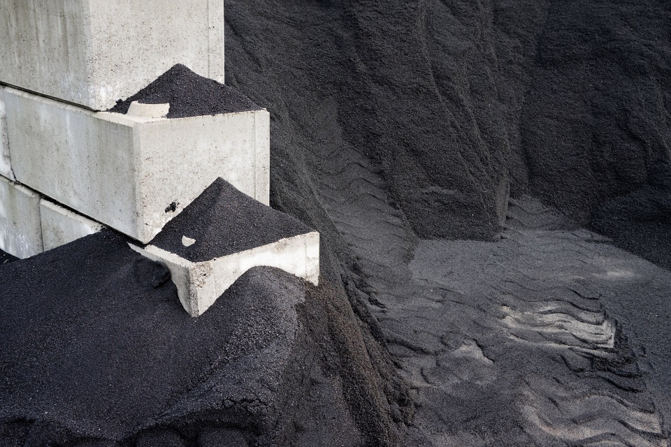 “这就是铜”家具系列，讲述原生金属及其材料背景的完整故事