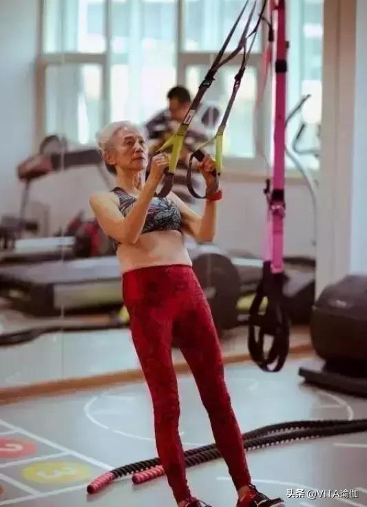 54岁奶奶健身6年逆生长似20岁少女,73岁天津白发奶奶坚持健身13年