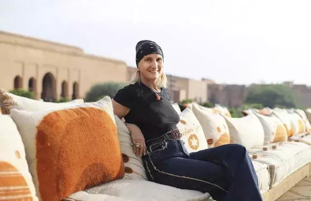 在摩洛哥皇宫，穿拖鞋看秀，是什么体验？