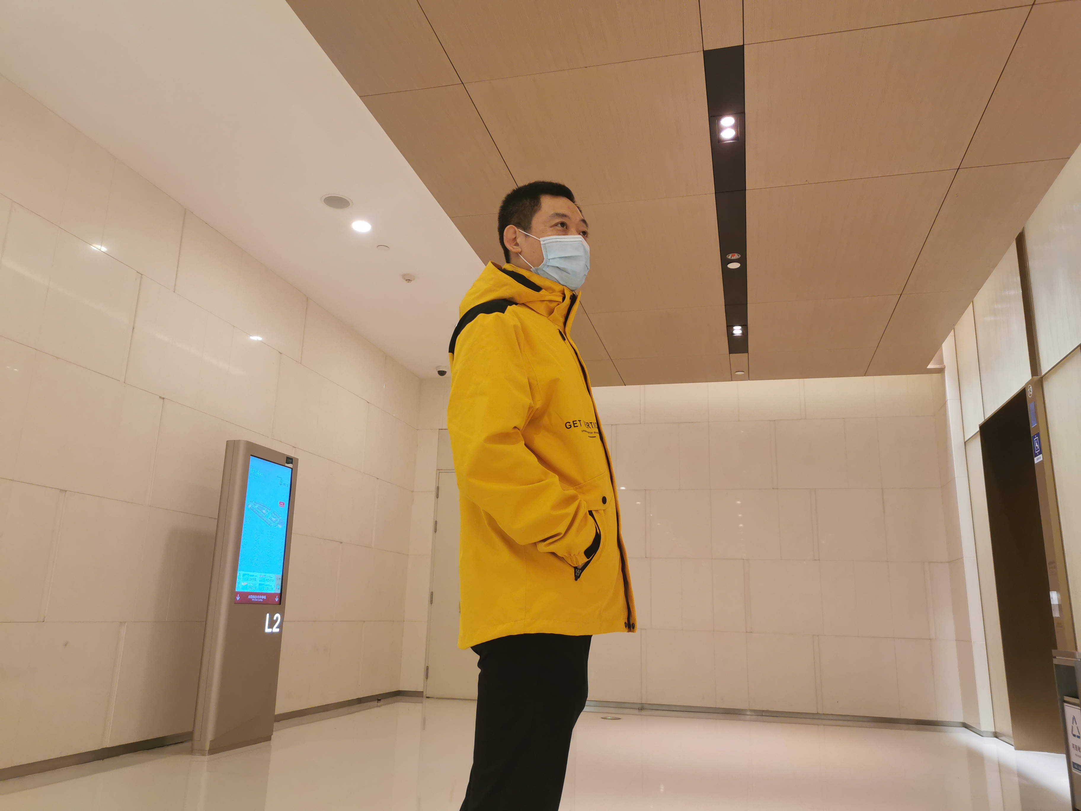 沙乐华明星同款冲锋衣,沙乐华和哥伦比亚冲锋衣哪个好